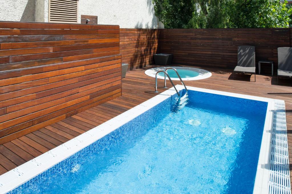 巴塞罗那加泰罗尼亚米卡多酒店的游泳池旁的带木栅栏的游泳池