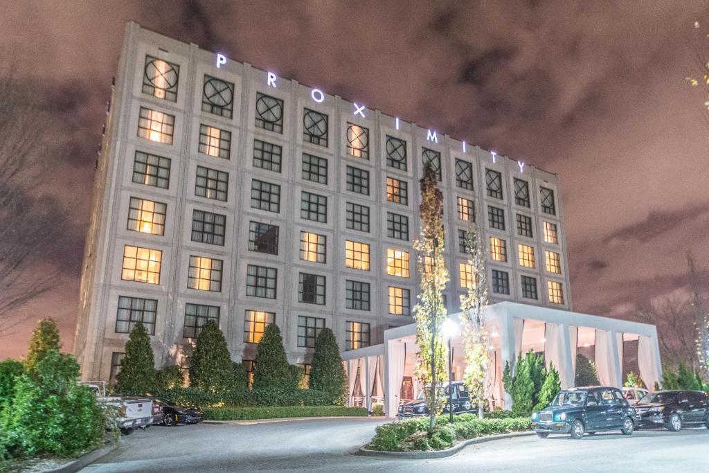 格林斯伯勒普罗西米特酒店的带有圣诞灯的大建筑的 ⁇ 染