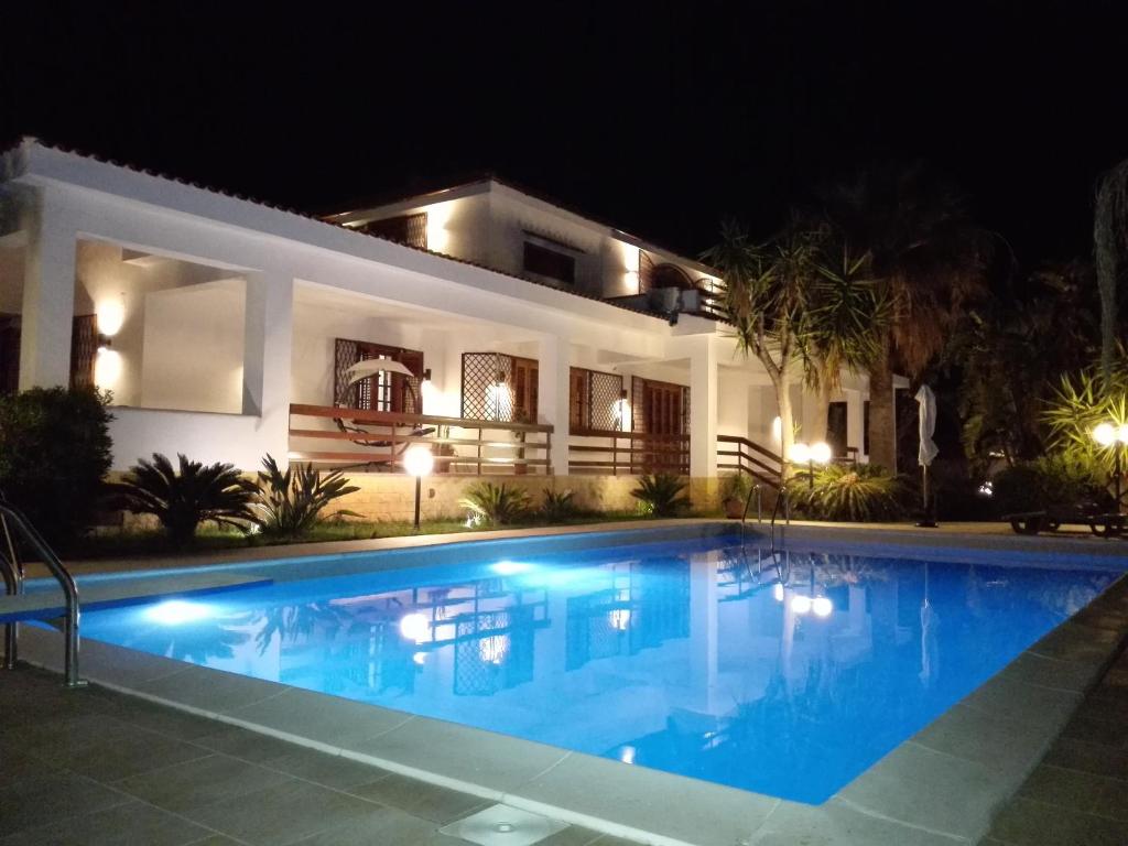 奇尼斯莫杜斯维稳迪度假屋的夜间在房子前面的游泳池