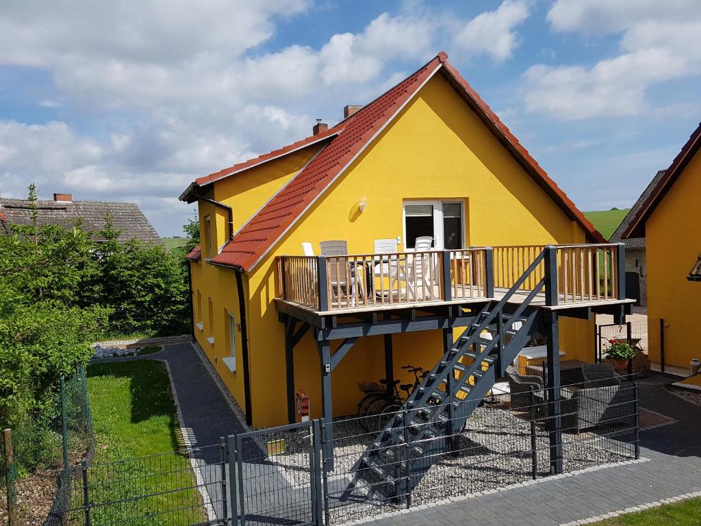 加兹尤瑟多姆Ferienwohnung Gleißner的前面有滑梯的黄色房子