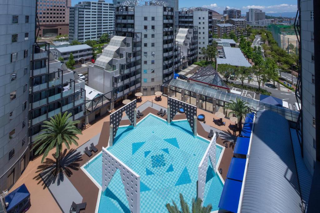 福冈福冈住宅套房酒店的城市游泳池的顶部景观