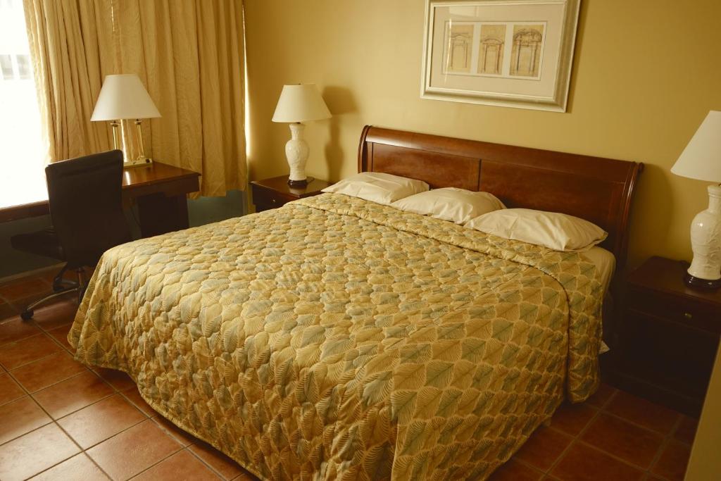 大洋城大洋城海湾汽车旅馆的一张大床,位于酒店带两盏灯的房间
