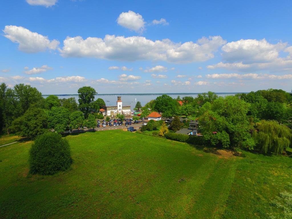 文斯托夫施泰因胡德亚特兰蒂斯旅馆的享有公园的空中景致,设有大型绿地