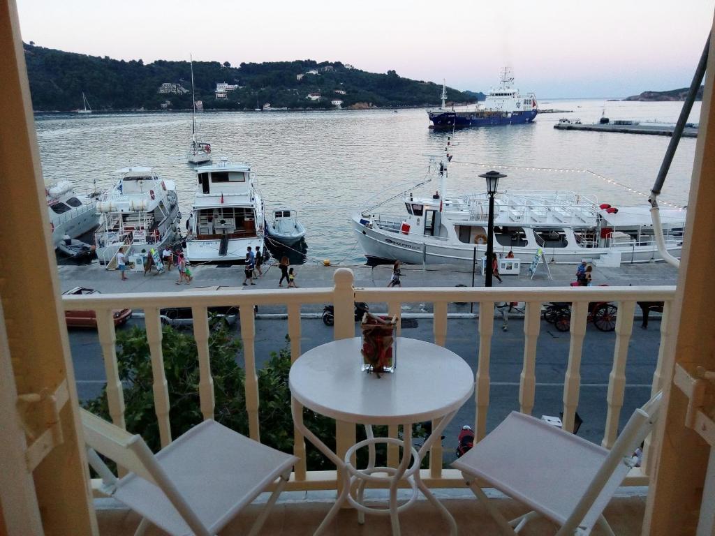 斯基亚索斯镇Skiathos city views studios-apartments的阳台享有码头和船只的景色