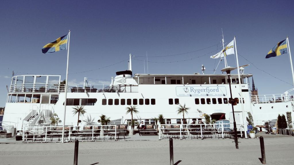 斯德哥尔摩Rygerfjord Hotel & Hostel的一条带旗帜的大白船