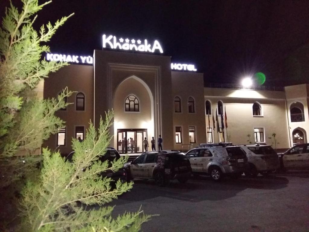 TürkistanHotel Khanaka的一座建筑,晚上停在前面