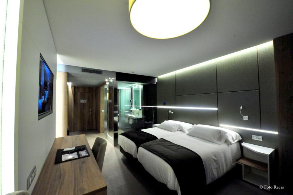比内法尔城市Spa酒店客房内的一张或多张床位