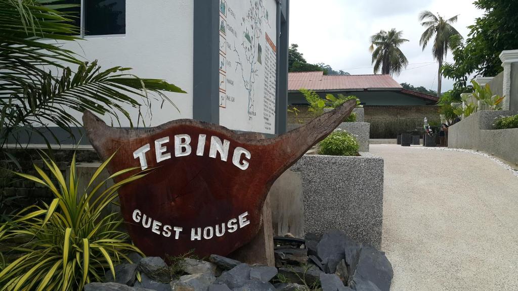 瓜拉大汉TEBiNG Guest House Taman Negara Malaysia Kuala Tahan的房屋前座旅馆标志