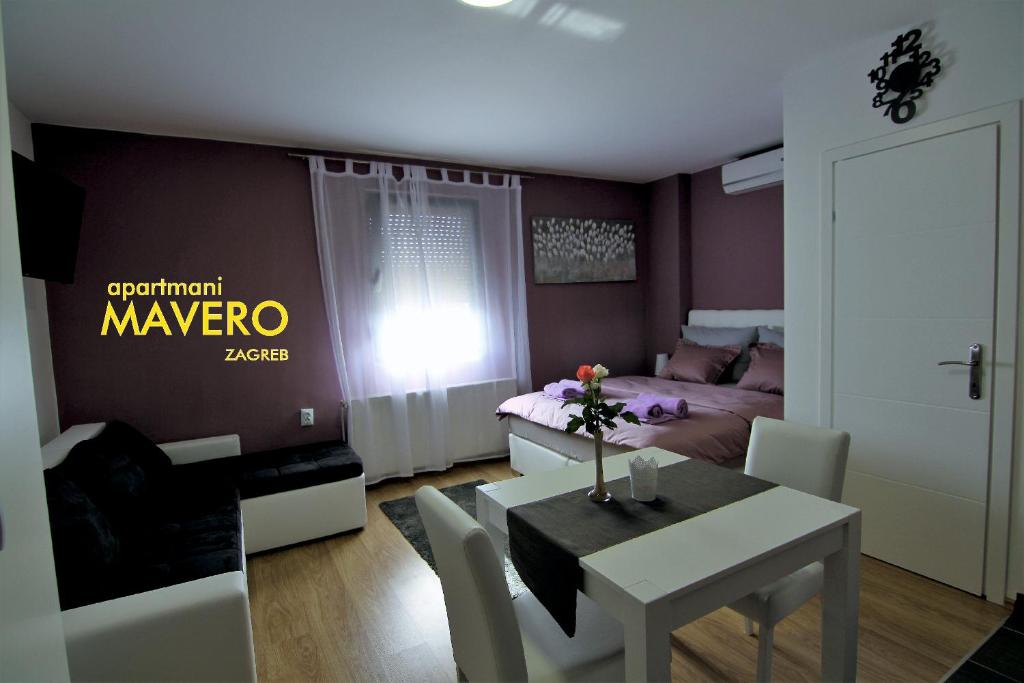 萨格勒布Apartment Mavero-Free Private Parking的一间带餐桌的客厅和一间卧室