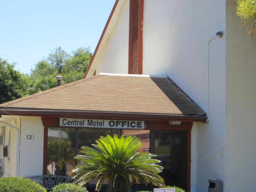 因弗尼斯Central Motel - Inverness的中央汽车旅馆办公室的标志建筑