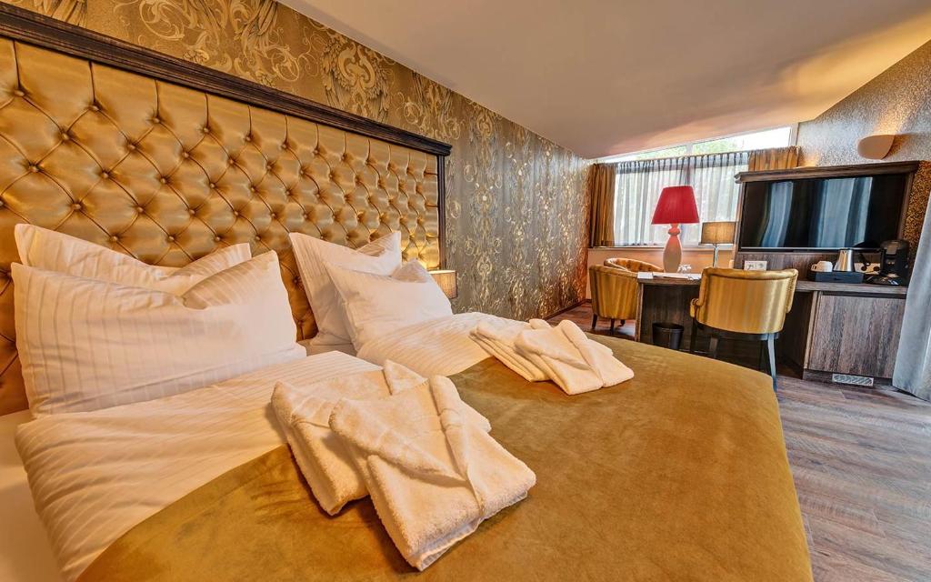 吕本瑙SPREE Hotel in der Altstadt的一间卧室配有一张大床和毛巾