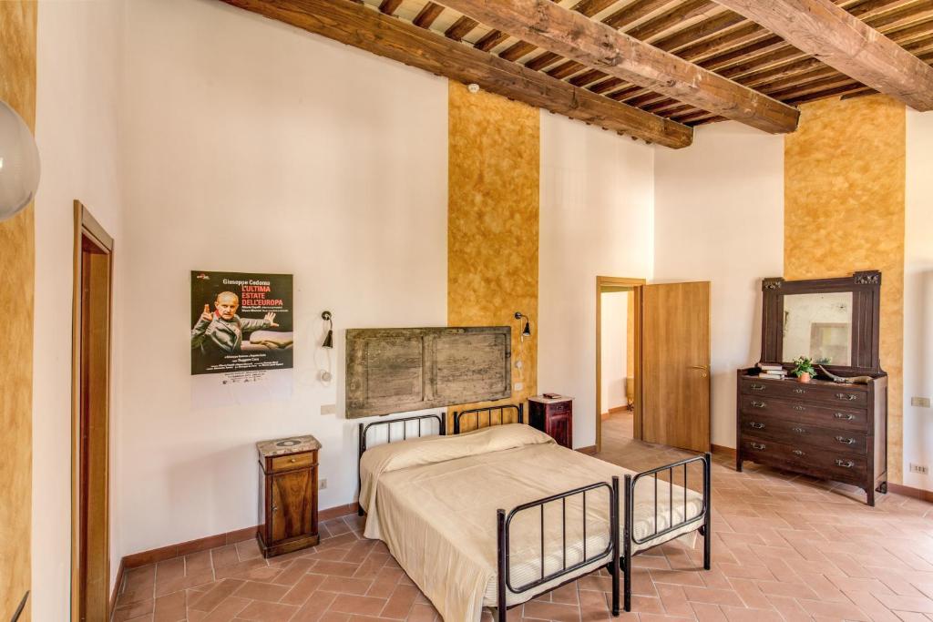 马利亚诺萨比纳ecOstello Magliano Sabina的一间卧室配有一张床、梳妆台和镜子
