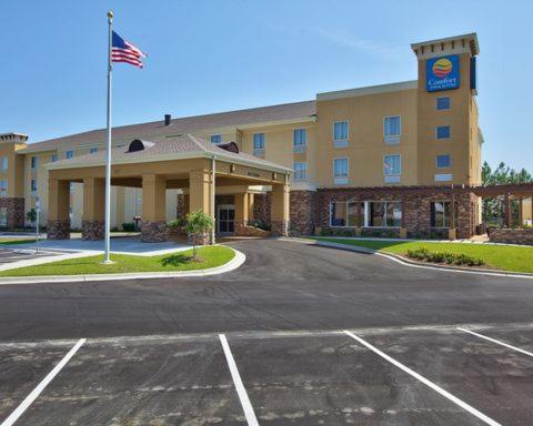 多森Comfort Inn & Suites Dothan East的酒店前面的一个空停车位