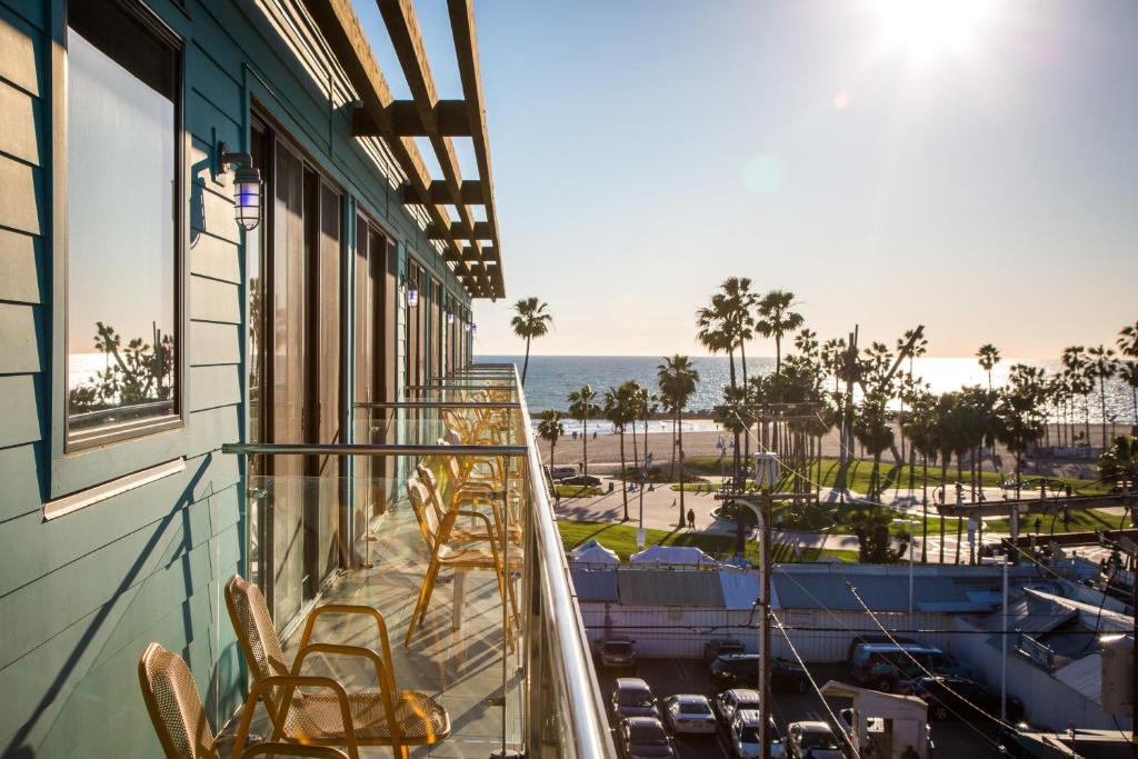 洛杉矶Hotel Erwin Venice Beach的阳台配有椅子,享有海景。