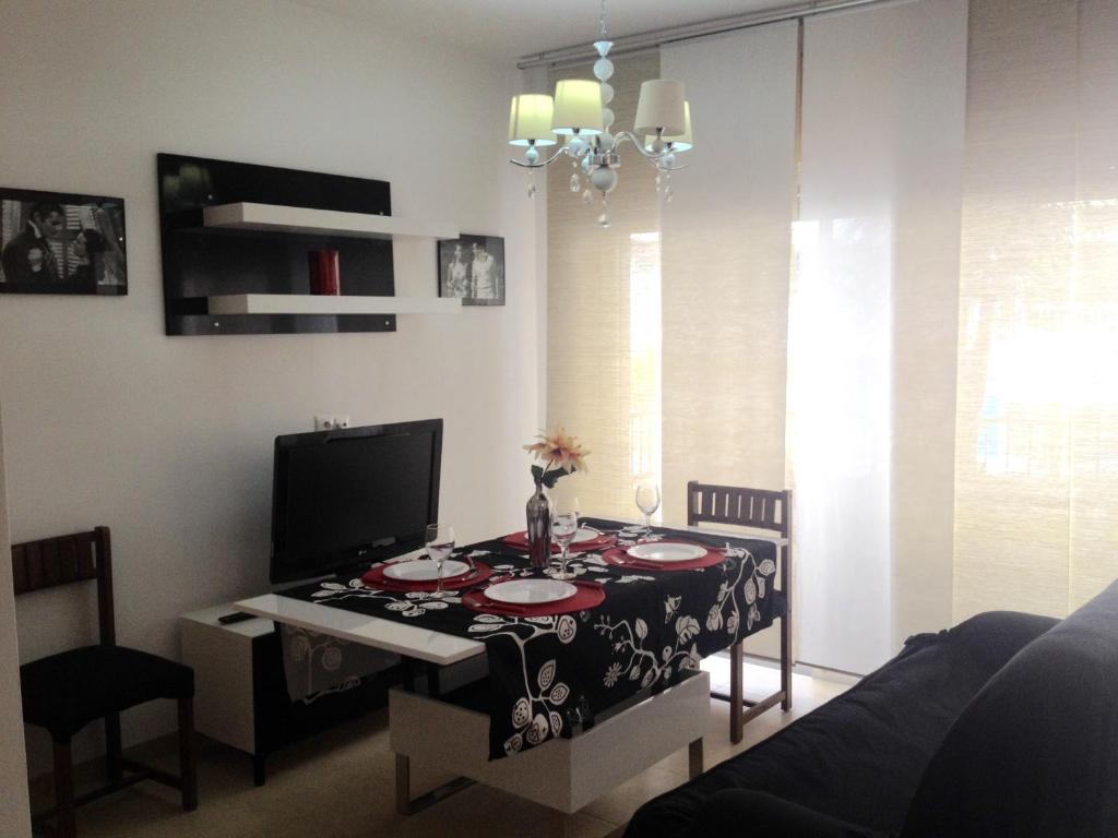 阿尔姆尼卡Portobello的客厅配有桌子和电视
