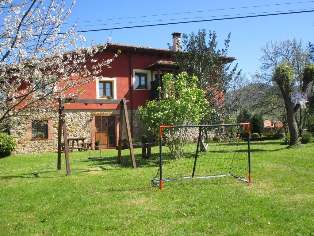 坎加斯-德奥尼斯Casa Rural El Jondrigu的房屋前有门的院子