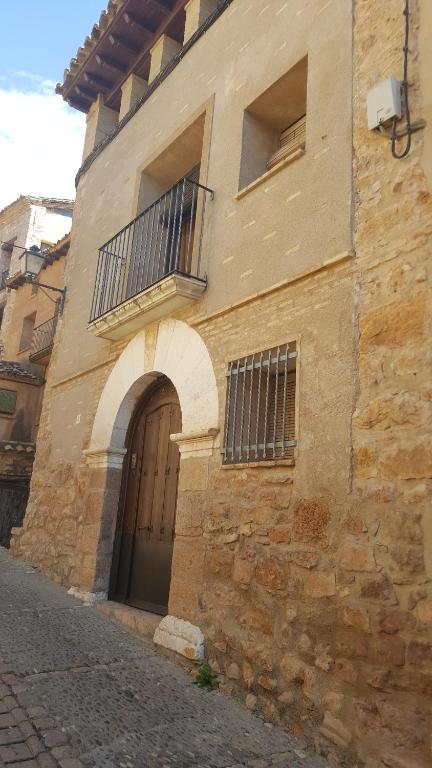 阿尔克萨尔Casa Sampietro的石头建筑,设有门和阳台