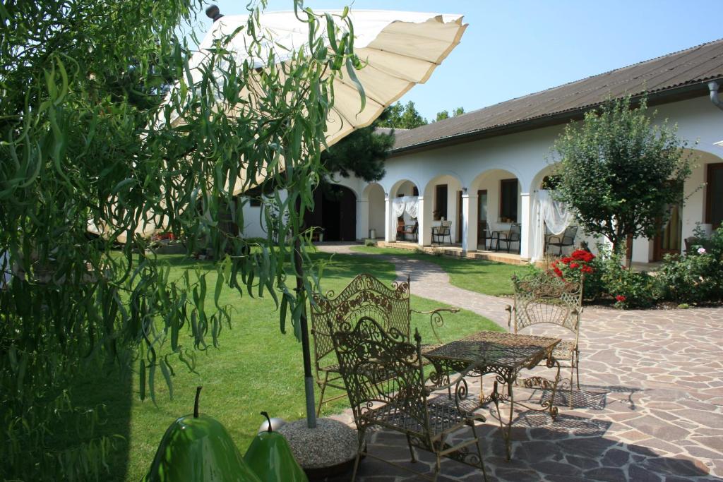 伊尔米茨ARKADENHOF zur Puszta GRAF的庭院里设有带椅子和遮阳伞的庭院。