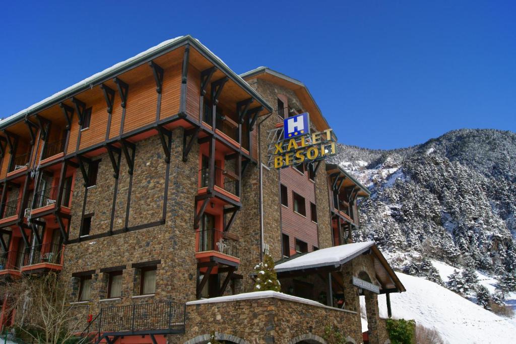 阿林萨尔夏勒特贝索里酒店的山上的酒店,上面有标志