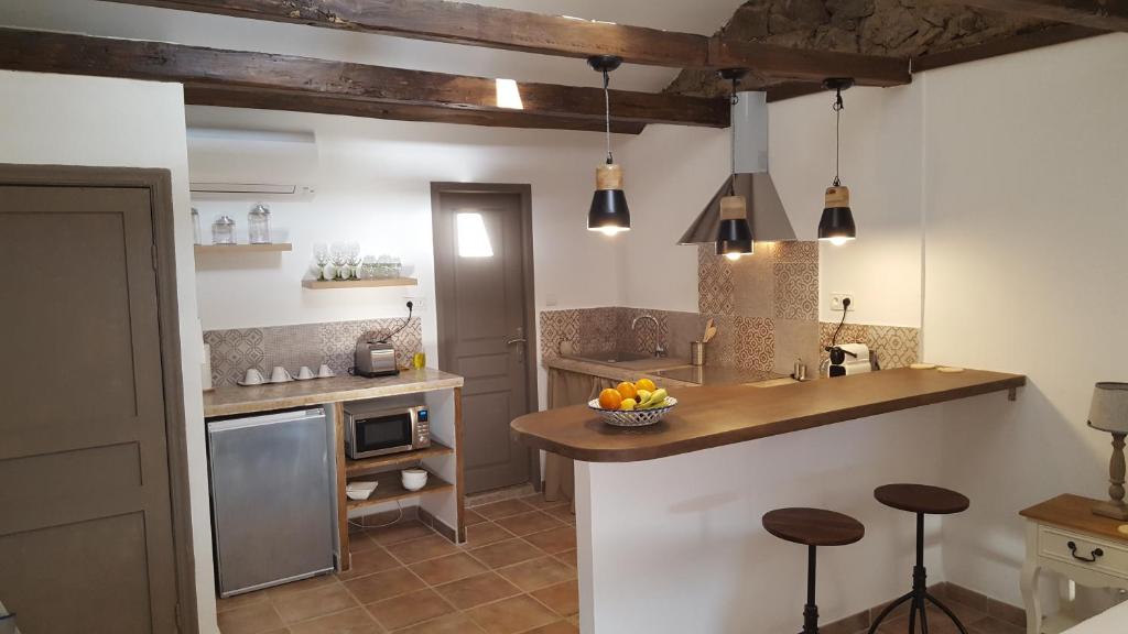Santa-Lucia-di-TallanoCasa Corsa的厨房配有柜台和一些凳子