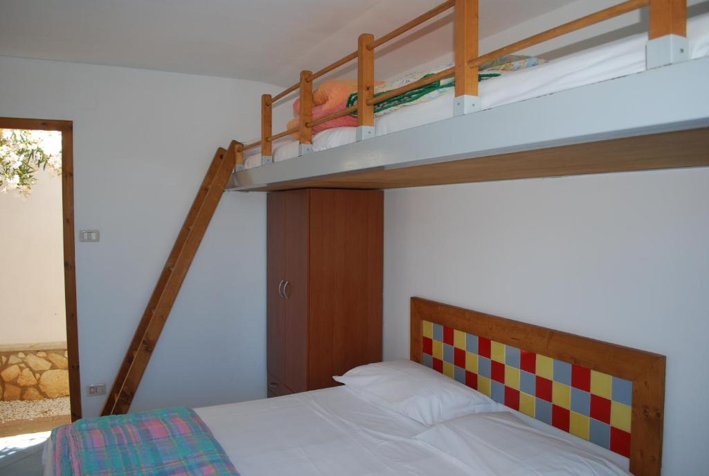 帕利努罗Camping Villaggio B&B Saline的一间卧室配有带梯子的双层床和一张双层床,与他人发生冲突