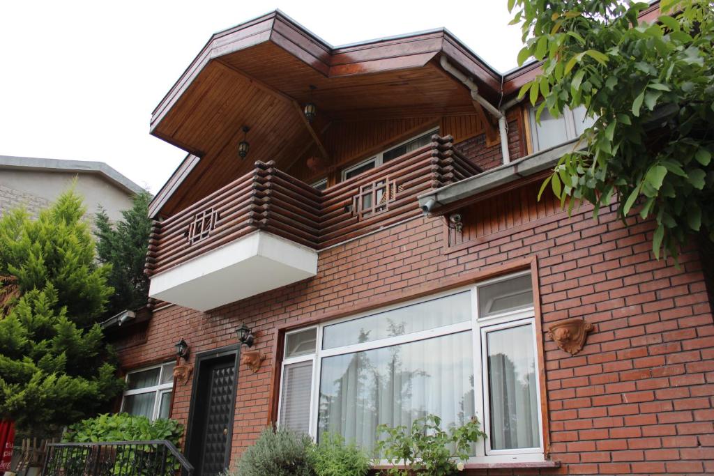 比于卡达Karadağ Apart Hotel的红砖房子,上面设有阳台