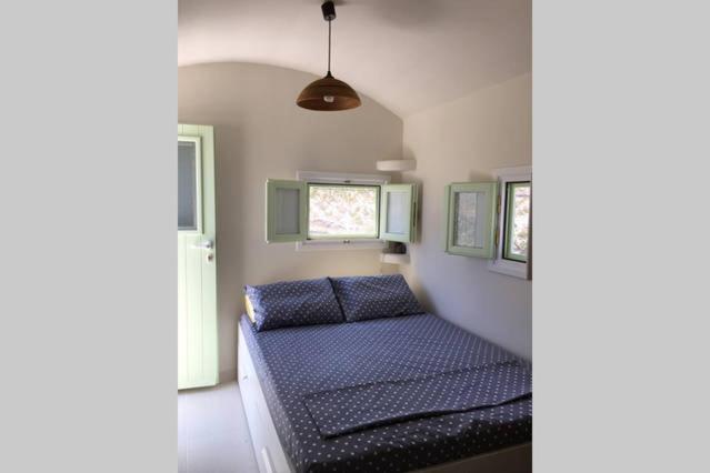 Éxo GoniáCosy studio in Santorini的一间位于客房内的蓝色床卧室