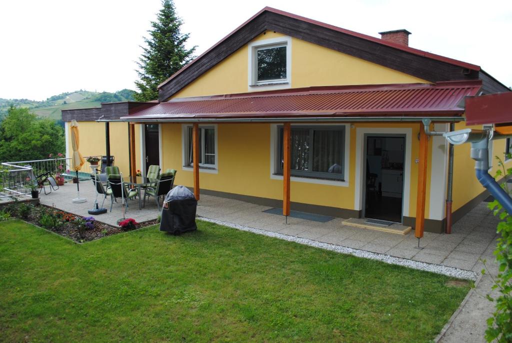 绍萨尔地区基策克Haus Renarth - Michaela Pro的黄色的房子,设有庭院和庭院