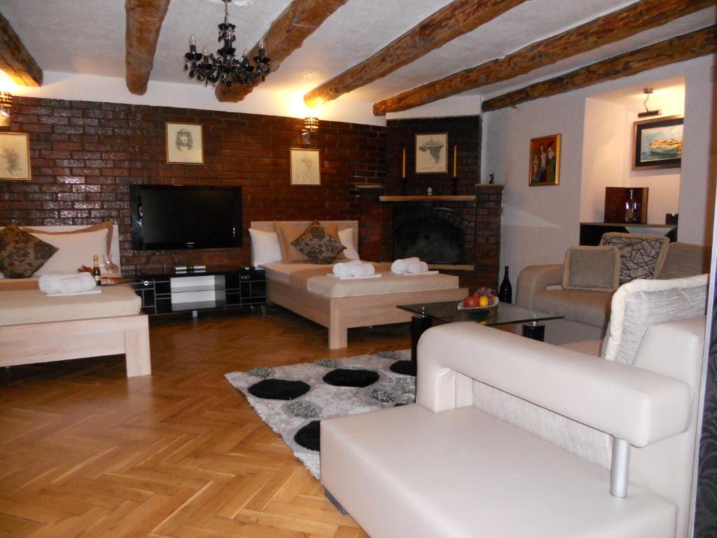 佩特罗瓦纳莫鲁Apartment Djukovic的带沙发和电视的客厅