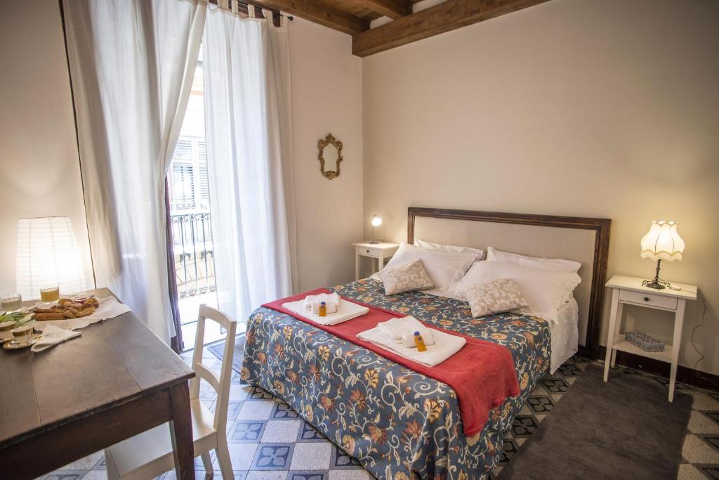 巴勒莫Le Spezie dei Florio的酒店客房,配有一张带两盘食物的床