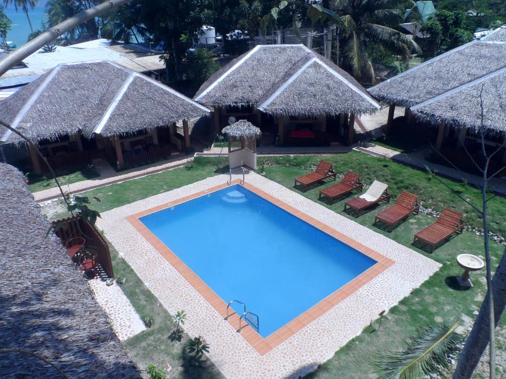 圣维森特鲁宾度假酒店的享有度假村游泳池的顶部景致