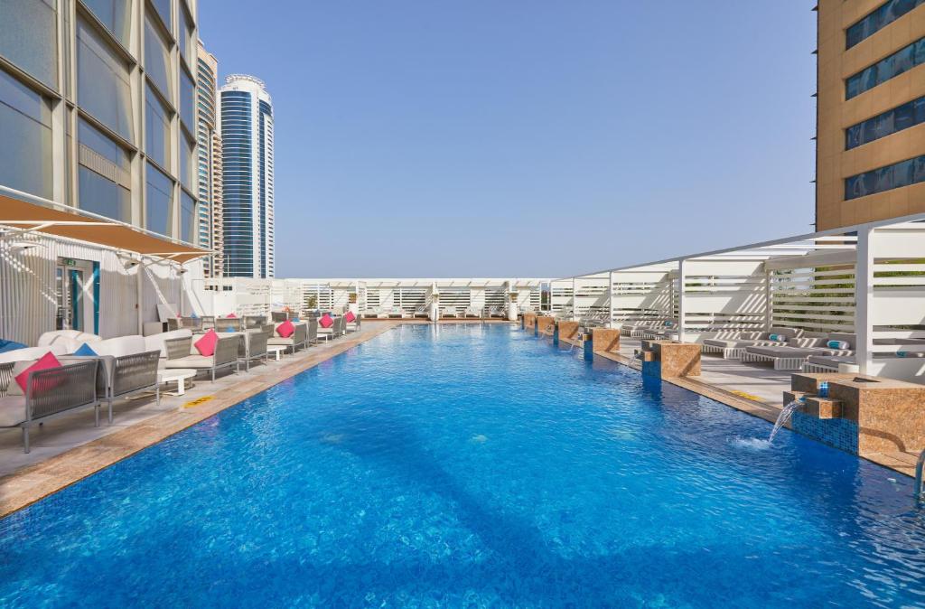 迪拜第一媒体酒店的一座大楼顶部的游泳池