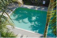 Bila Vista Kirra Beachside Apartments内部或周边的泳池