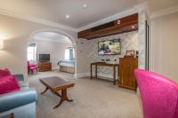 Best Western Moores Central Hotel的电视和/或娱乐中心