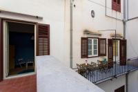 Sunshine Hostel Palermo的阳台或露台