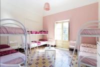 Sunshine Hostel Palermo客房内的一张或多张床位