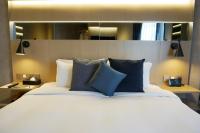 The Harbourview - Chinese YMCA of Hong Kong客房内的一张或多张床位