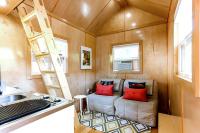 奥斯汀Tiny House的带沙发和梯子的小房子