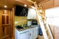 奥斯汀Tiny House的一个小房子里带梯子的厨房