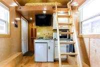 奥斯汀Tiny House的一个小房子,设有厨房和梯子