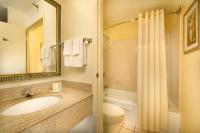 Quality Inn Miami Airport - Doral的一间浴室