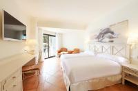 Iberostar Selection Andalucia Playa客房内的一张或多张床位