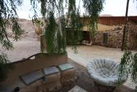 埃拉特威廉姆斯山林小屋的带沙发的户外庭院和大楼