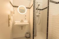 Logis Hôtels - Le Belvédère - Hôtel 2 étoiles et Restaurant的一间浴室