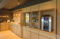 Logis Hôtels - Le Belvédère - Hôtel 2 étoiles et Restaurant的厨房或小厨房