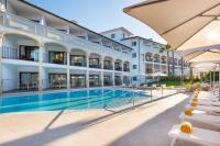 Iberostar Selection Andalucia Playa内部或周边的泳池
