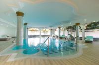 Iberostar Selection Andalucia Playa内部或周边的泳池