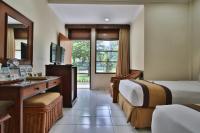 The Jayakarta Bali Beach Resort的电视和/或娱乐中心