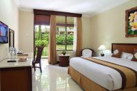 The Jayakarta Bali Beach Resort的电视和/或娱乐中心