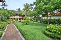 The Jayakarta Bali Beach Resort外面的花园